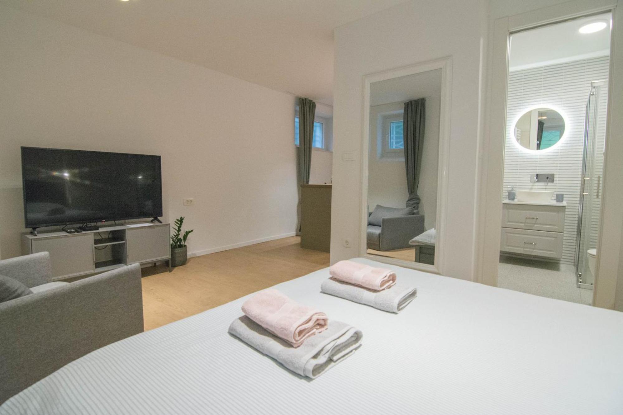 Romiru Rooms And Studio Apartment สปลิท ภายนอก รูปภาพ